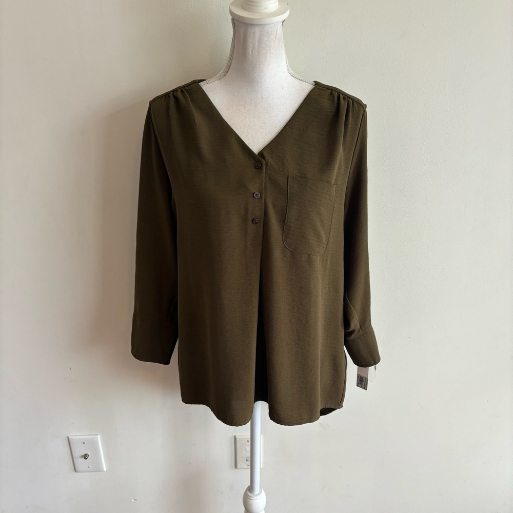 Zac & Rachel Women's Solid Crepe V-Neck Blouse Olive
Size Medium New With Tags